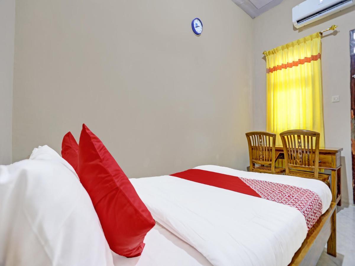 Oyo 91261 Cita Suraya Homestay Баньюванги Экстерьер фото